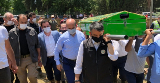 Bursa'daki selde hayatını kaybeden Kader'in tabutunu bakanlar taşıdı
