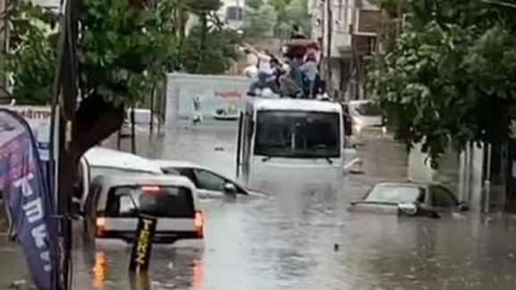 İstanbul'da sağanak yağmurun ardından sel baskınları