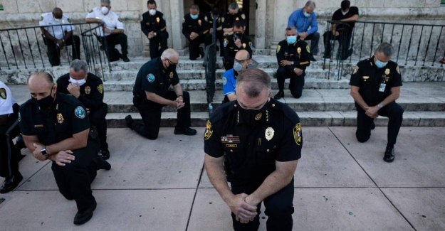 Miami ve New York’ta polis protestocuların önünde diz çöktü