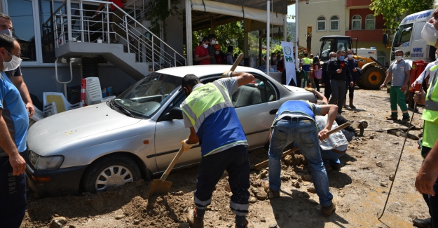 Sel gitti geriye enkazı ve çamuru aldı