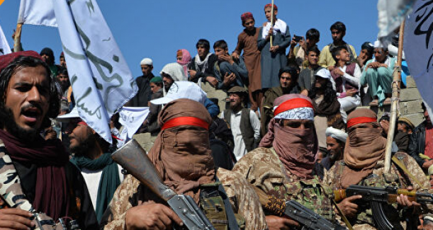 Afganistan'da bir genç kız, evini basıp ailesini katleden Taliban mensuplarından ikisini öldürdü, diğerlerini yaraladı