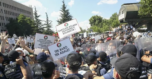Ankara Adliyesi önünde toplanan avukatlara polis müdahalesi