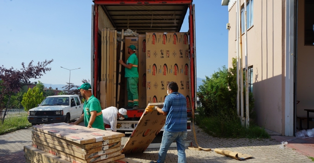 İnegöl'de sel mağduru 60 haneye mobilya yardımı