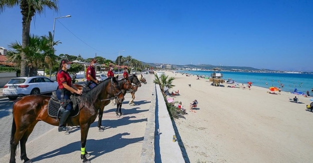 İzmirin Plajları Atlı Polis Birliklerine Emanet