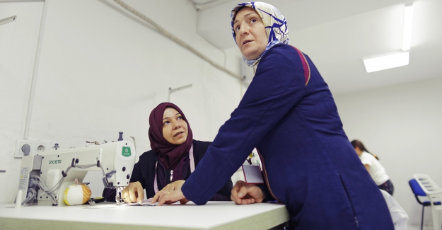 Türk ve Suriyeli kadınlar 252 bin koruyucu yüz maskesi üretecek