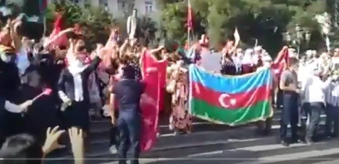 Azerbaycan Türkleri sokaklara indi ve  “Türk Ordusu Gitme, Kal” eylemi gerçekleştirdi