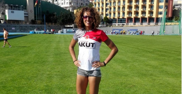 AKUT Sporcusu Zeynep Yıldız Masterlar Şampiyonası'nda Türkiye Rekoru Kırdı!