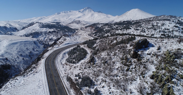 Erciyes Dağı'na yılın ilk karı yağdı..