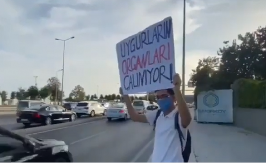 İstanbul Caddelerinde ÇİN'in Zulüm ve Soykırımına Karşı Sıra Dışı Eylem!