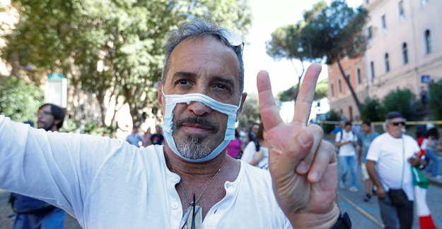 36 Bin kişinin öldüğü İtalya'da koronavirüs tedbirleri protesto edildi: "Özgürlüğümüzü istiyoruz!.."
