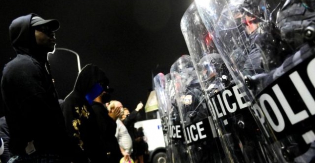 ABD'de Philadelphia polisi tarafından bir siyahi gencin öldürülmesi üzerine halk sokağa döküldü