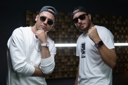 Anıl Piyancı ve Emrah Karakuyu'dan yeni şarkı: Yürüyoruz Yana Yana