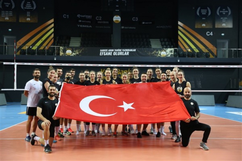VakıfBank'ın kızlarından bayram hediyesi
