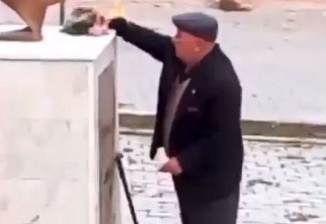 Atatürk'e tek başına anma töreni yaptı