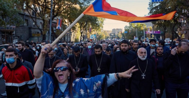 Hükümete karşı ayaklanan Ermeni halkı Ermenistan'ın teslimiyetine ne diyor?