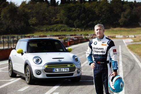 İbrahim Okyay, MINI ELECTRIC’i pistte test etti