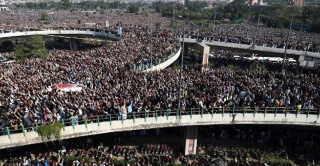 Pakistan'da on binler cenazeye katıldı