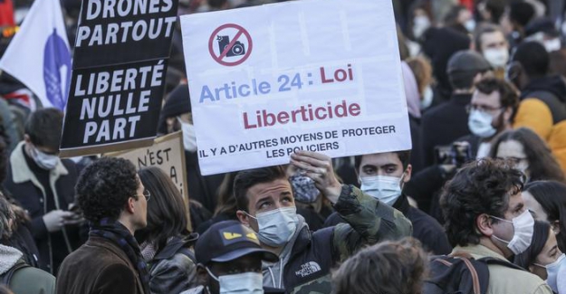 Paris'te göstericilere polis müdahalesi