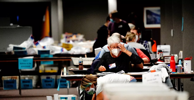 Zaferini ilan eden Trump, oy sayımının durdurulması için Anayasa Mahkemesi'ne gidecek