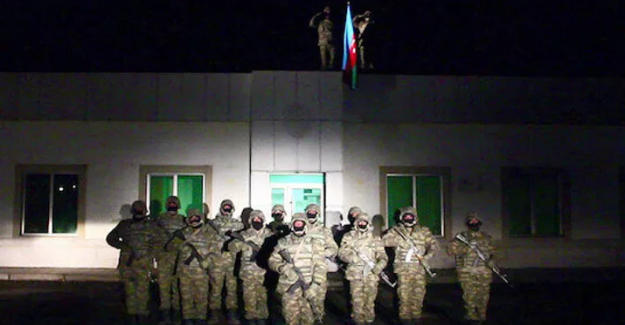 Azerbaycan Bayrağı Laçin Şehrine Dikildi