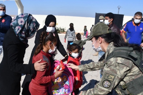 Barış Pınarı Bölgesi çocuklarına Mehmetçikten yardım eli