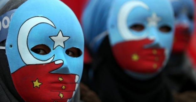 Çin, Sincan Kampları yakınına yüzlerce fabrika kurup, Uygur Türkü Kadınları zorla çalıştırıyor