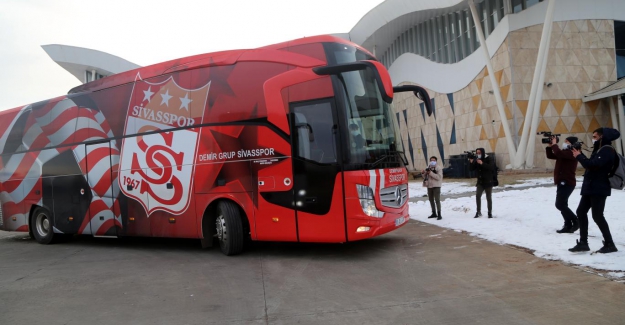 İsrail'in Sivasspor kafilesine yaptığı uygulamaya Türkiye'den de tepkiler geldi.