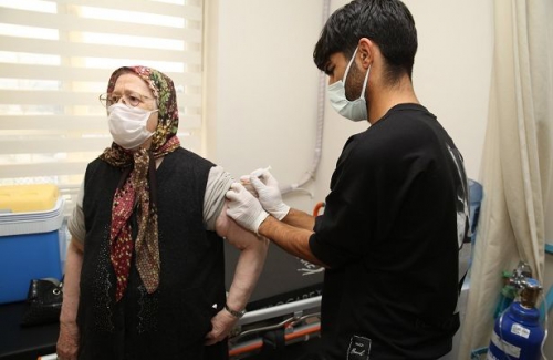 Huzurevinde ilk doz Covid 19 aşısı yapıldı