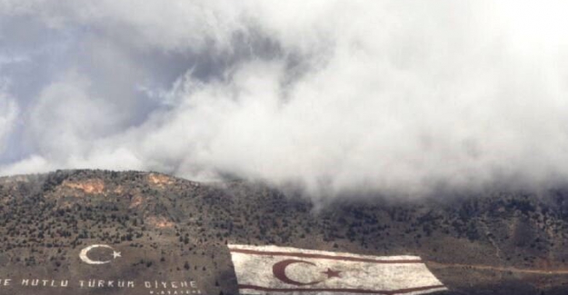 Rumlar, Beşparmak'taki KKTC bayrağından rahatsız oldu