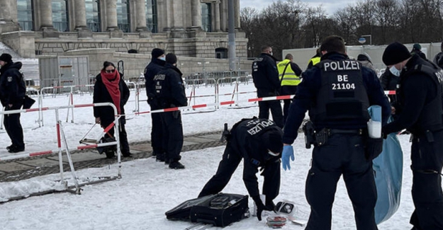 Berlin'de Koronavirüs tedbirleri protesto edildi