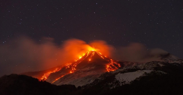 Etna Yanardağı lav püskürtmeye başladı, uçaklar rötar yaptı!