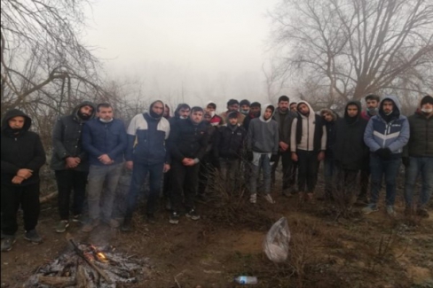 Meriç Nehri'nde mahsur kalan düzensiz göçmenleri Türk askeri kurtardı