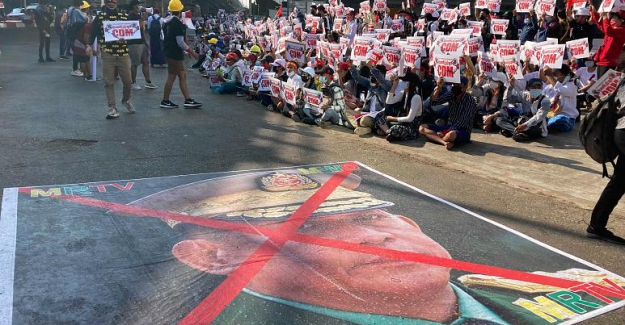 Myanmar'da darbe karşıtı gösteriler sürerken, sokaklara ilave zırhlı araçlar konuşlandırıldı