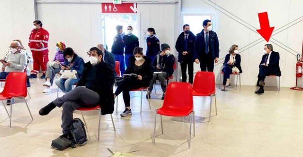 Başbakan ve Eşi Aşı Sırasında