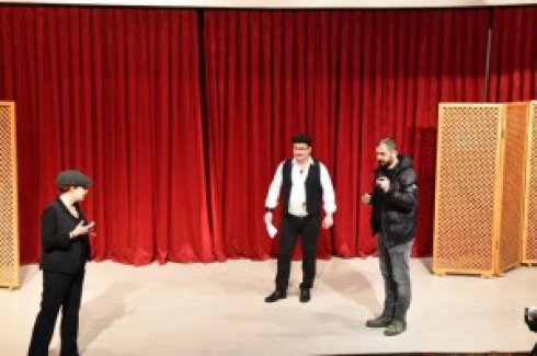 Belediye Başkanı tiyatroda rol aldı ve oynadı