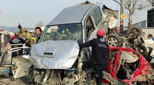 Bursa-Ankara karayolu, Kestel-Barakfaki mevkiinde zincirleme kaza: 3 ölü, 21 yaralı