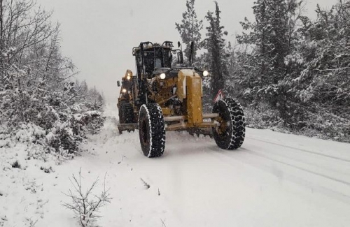Nilüfer’de kar yağışıyla kapanan yollar açılıyor