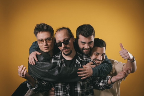 “Parçalandı Gölgeler”i müzikseverlerin beğenisine sunuyor