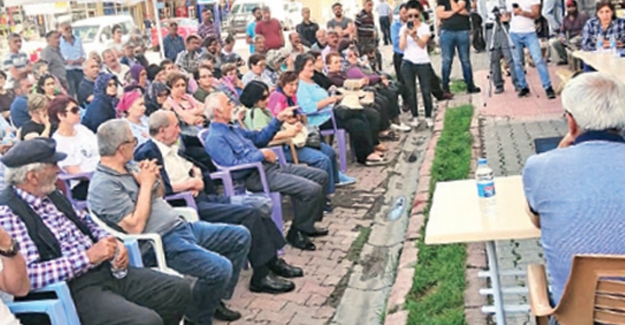 Belediye Meclisi’ni sokakta toplayan sıradışı başkan