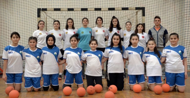 Hentbolun Sultanları Hentbol Akademi'de Yetişiyor