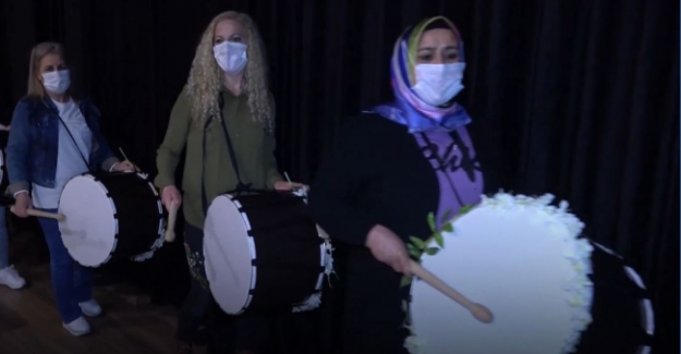 Mersin'in kadın davulcuları ramazan gecelerine ayrı bir ahenk kattılar