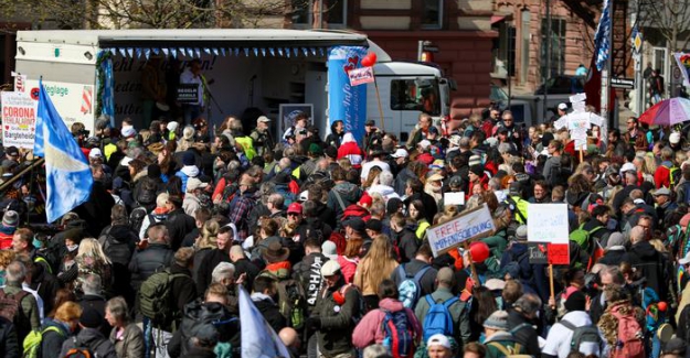 Stuttgart’ta salgın protestosuna büyük katılım
