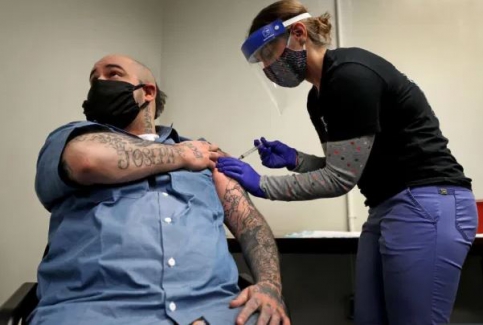 Amerika'da aşı olanların cezası yarı yarıya indirilecek