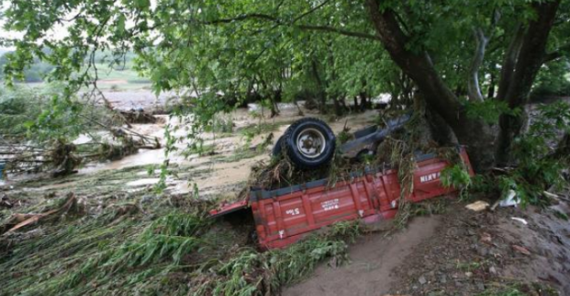 Karacabey'de taşan dere iş makinelerini sürükledi