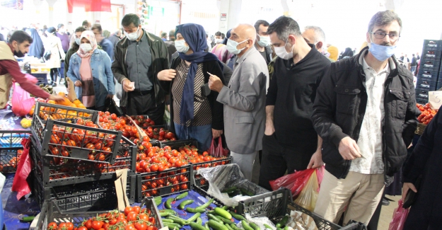 Semt pazarlarında sosyal mesafe unutuluyor