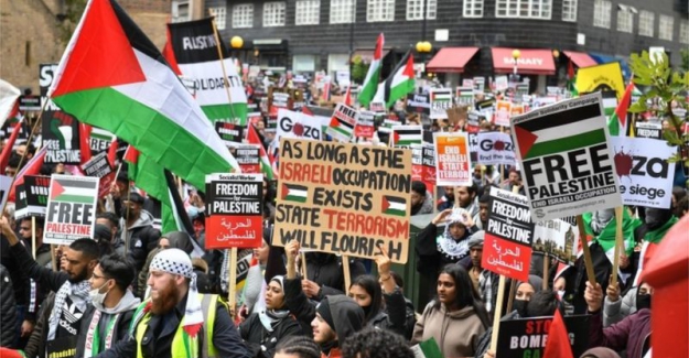 Londra'da on binlerce kişi, İsrail'i protesto etmek için yürüdü