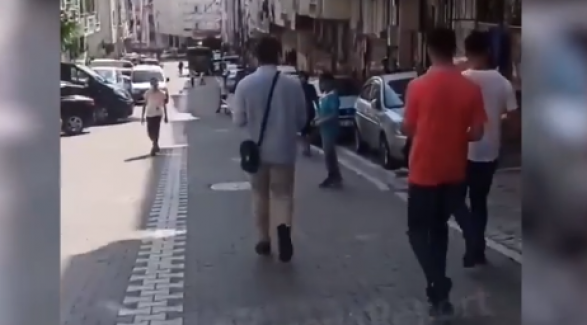 Aşı karşıtları İstanbul'da bildiri dağıttı