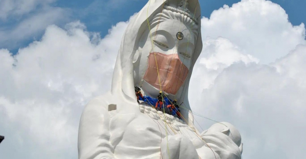 Japonya'daki Budist heykeline koronavirüs maskesi takıldı