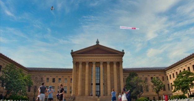FETÖ elebaşının yaşadığı Pensilvanya eyaletinde "Demokrasi Zaferi" afişi taşıyan uçak uçuruldu Güncel