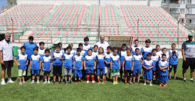 Futbol Yaz Okulu'nda Formalar Başkan Türkyılmaz'dan